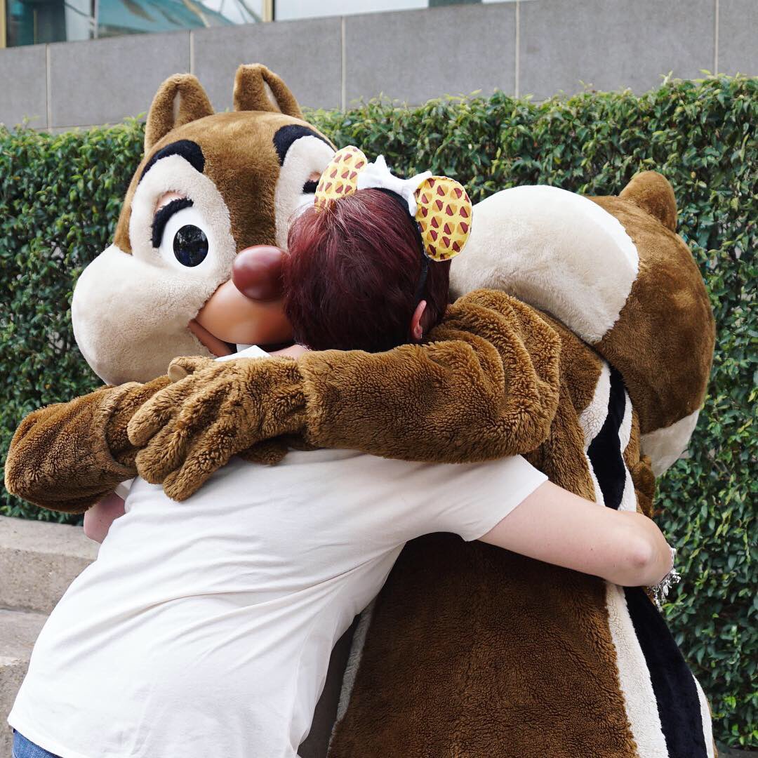 joyceadventures's tweet photo. After so long ❤️❤️❤️!! This was so magical!! 😍❤️❤️tears in my eyes 😍❤️❤️ #chipndale #chipanddale #chipdale #dale #chip #chipdisney #daledisney #disneychipmunks #chipmunks #grouphug #hugs #sohappy #somuchlove #disneyland #thismeanstheworldtome #disneylandparis https://t.co/LjBCU7JE8c