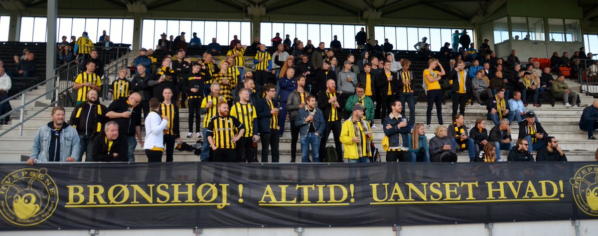 Hvepsene1919's tweet photo. Billeder fra dagens kamp mod Vanløse. Bl.a. et billede af de mange hvepse i Vanløse https://t.co/GWe0QqhtVC #TakForStøtten #ViSesPåLørdag https://t.co/1qUzfpDdqY