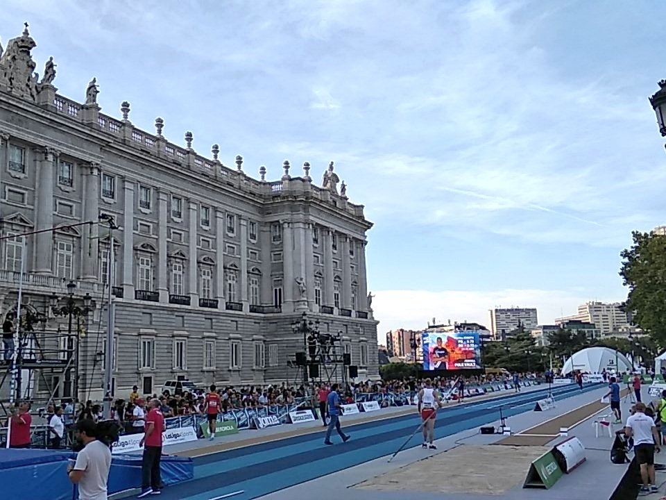 atletismoRFEA's tweet image. Mediada la competición (6/12 pruebas), así va #MADRIDStreetAthletics2018 
🇮🇹 17 puntos
🇪🇸 12
🇨🇵 11
🇵🇱 11

#TestTheLimits