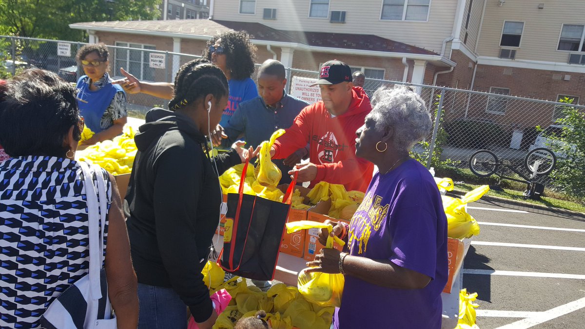 jamelholley's tweet photo. #blessedfest #elizabeth Never forgetting those that need us most!! All love. It's a community thing! GO!! https://t.co/ScNYF2kni8