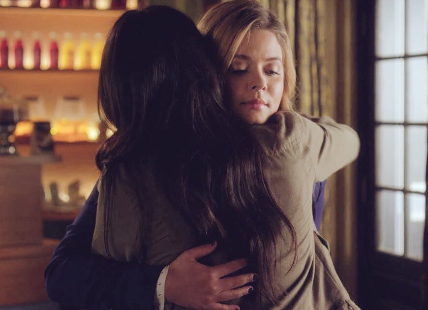 Cece_is_A's tweet image. emison hugs are perfection