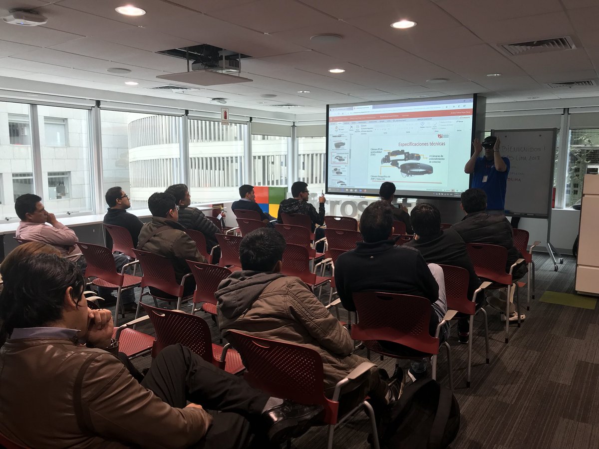 Andrés Rojas <a href="/arojaspa/">Andres Rojas 🇨🇴</a> presentando Realidad Mixta con #HoloLens #SPSLima #SPSEvents <a href="/com_splatam/">SharePoint Latam</a>