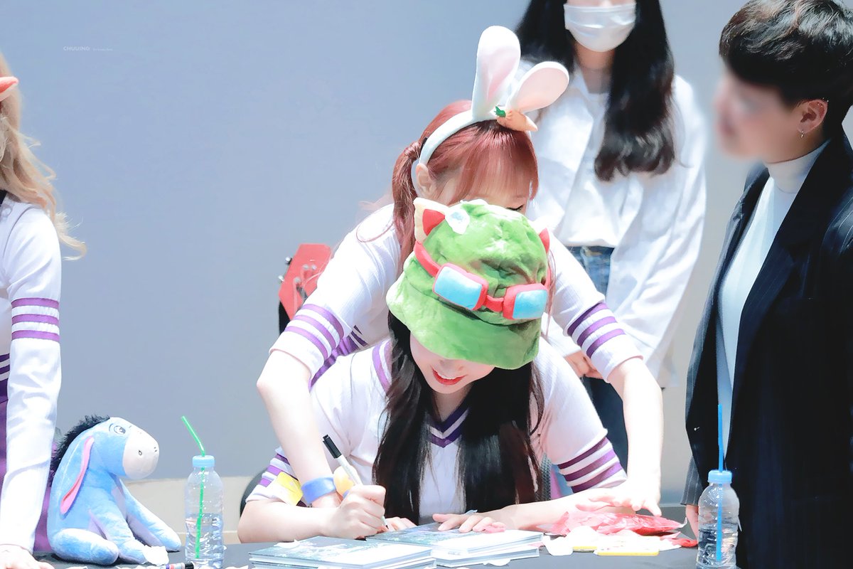 hyewonismarried's tweet photo. Chuu helping her girlfriend Olivia Hye sign some pictures. ONCE AGAIN CHUULIVIA SAILS ❤❤❤❤

#LOONA #이달의소녀 #oliviahye #Chuu #chuulivia #loonafansign #loona_hihigh #loonadebut https://t.co/PkSfkKSN18