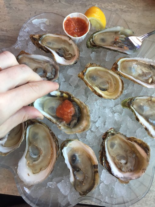 No makeup and oysters for lunch. Happy lazy Tif is happy. https://t.co/MiWp1eW9ZC