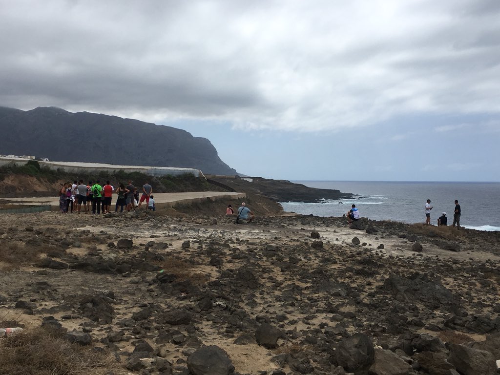 Daute_Digital's tweet photo. Esperando a los ganadores en el faro de Buenavista. #FaF2018 #TenerifeAlpinultras https://t.co/NzldyU9EAo