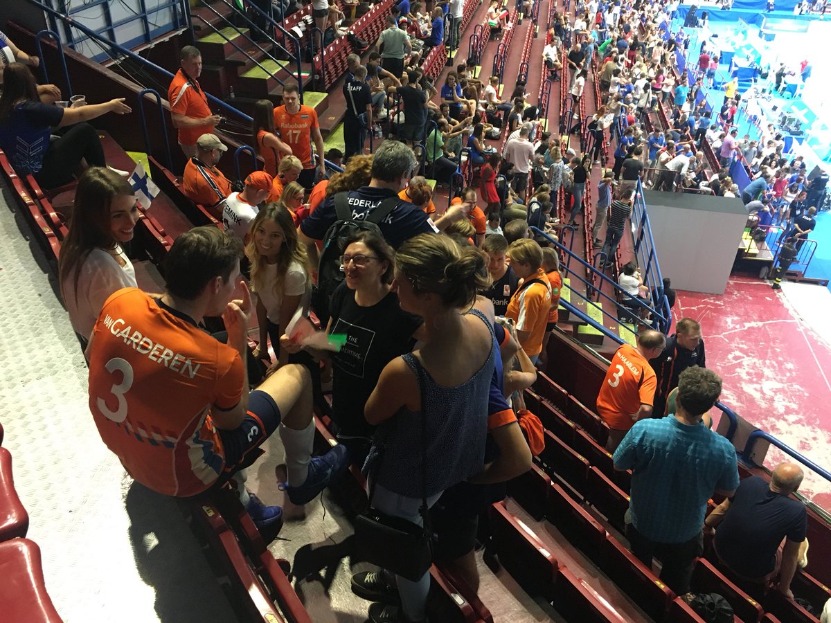 Hele trotse vaders, moeders, broers, zussen, vrienden en vriendinnen en vrouwen die al jaren meeleven met de <a href="/Lange_Mannen/">TeamNL Lange Mannen</a> en nu meegenieten van weer een gewonnen wedstrijd op het @FIVBMensWCH Morgenavond Italie!