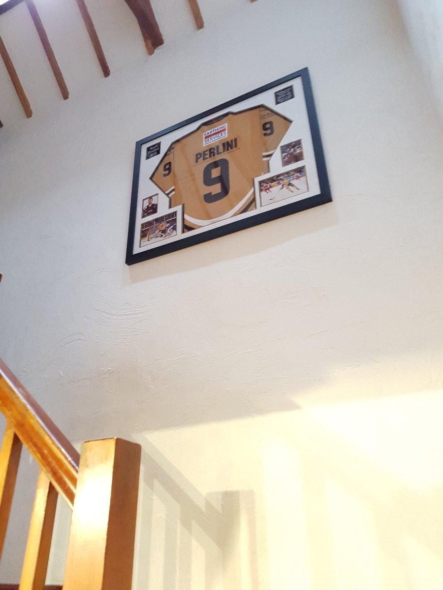 harrold_topodp's tweet photo. Pride of place on one of the biggest walls in the house and why not. Proud to say we've met/supported this guy since he came to Nottingham Panthers @brettperlini @vickiperlini @FredPerlini @PanthersIHC https://t.co/fNK3Tr55s9