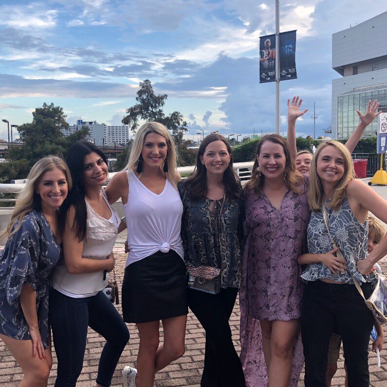 Whit_225's tweet photo. moms night out + 7 minions & lots of candy & chick fil a #heytay https://t.co/l9utNofR1X