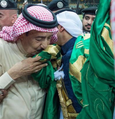 يا وطن يا قبلة الخلق خذلانك حرام
قم تدلل بالملايين يا معشوقها
يا علم لا نامت الريح رفرف لا تنام
خلك عيونٍ سهرها يرّف بموقها

 #اليوم_الوطني_السعودي_ال88