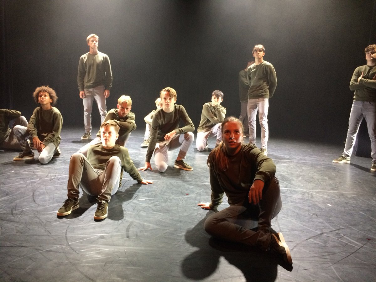 Vanavond heeft theater <a href="/Peeriscoop/">Theater Peeriscoop</a> z’n tienertijd afgesloten: hij is 20 jaar geworden. Indrukwekkend wat er in al die jaren allemaal gebeurd is. Chapeau, Fred Delfgaauw. Op naar de middelbare leeftijd!