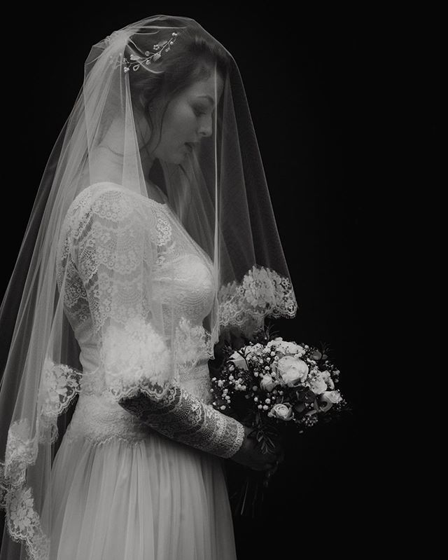 RocksaltPhoto's tweet image. I’m totally getting realism paining vibes from this shot of beautiful Celeste- taken just before she entered  the ceremony. .
.
#realism #paining #bride #veil #flowers #photography #weddingphotography #wedding #photographyfarmer #ceremony