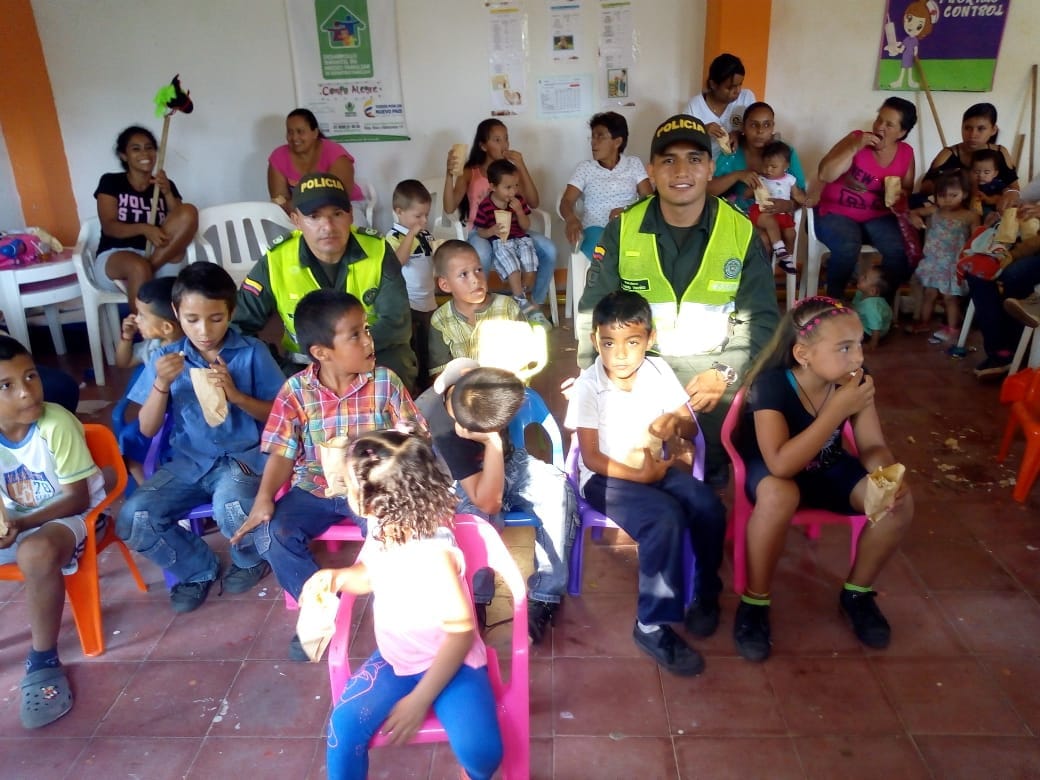 Compartiendo con los niños y niñas en el corregimiento de Miravalles del municipio La Victoria #ValleDelCauca. #JuntosPorLosNiños