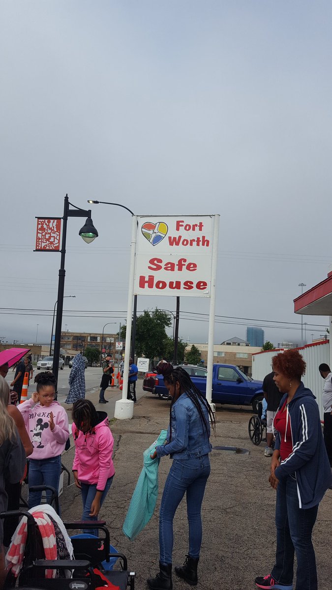 YWLA had an excellent day of service today at Ft. Worth Safe House! <a href="/CISD_My_Choice/">Dr. Pam Berry</a> @MHIHuskies <a href="/CrowleyISD/">Crowley ISD</a>