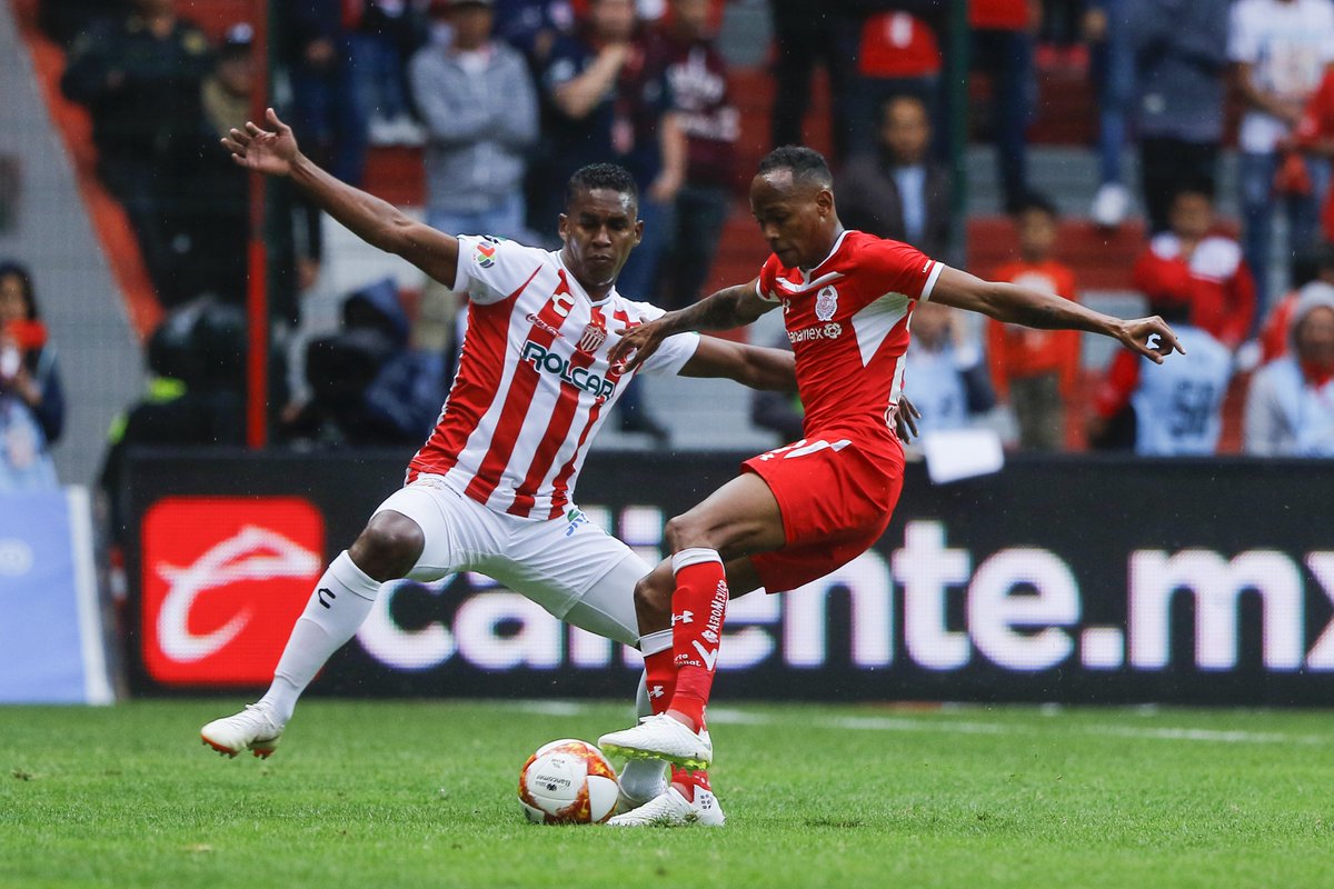  Brayan Beckeles y Luis Quiñones durante el encuentro