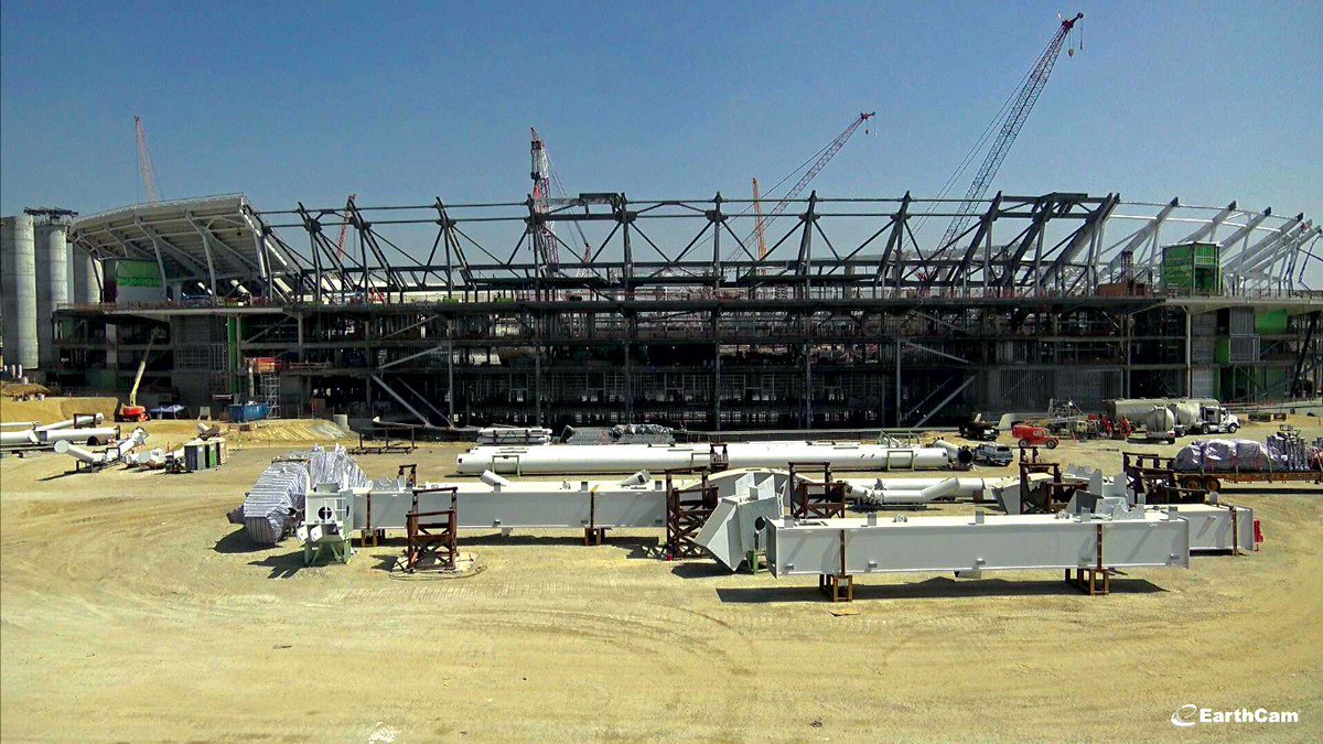 StadiumDB's tweet photo. The world's most expensive stadium is already getting parts of its roof, total progress of over 50%. Opening in 2020, as planned. #NFL2LA https://t.co/xgpWTNv63m https://t.co/dWTdx8RdiL