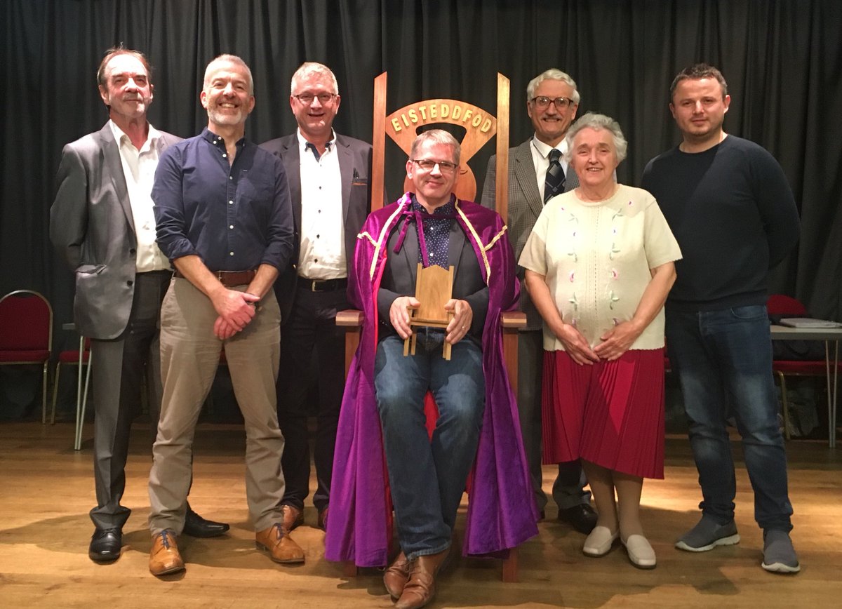 Llanwrtydeisted's tweet photo. Llongyfarchiadau mawr i @iwan_tyglyn o Giliau Aeron am ennill cadair Eisteddfod Gadeiriol Llanwrtyd 2018 👍🥇😃

Congratulations to Iwan Tyglyn Thomas from Ciliau Aeron, Aberaeron for winning the bardic chair at Llanwrtyd Eisteddfod 2018 🥇👍😃 https://t.co/3Svc44jUda