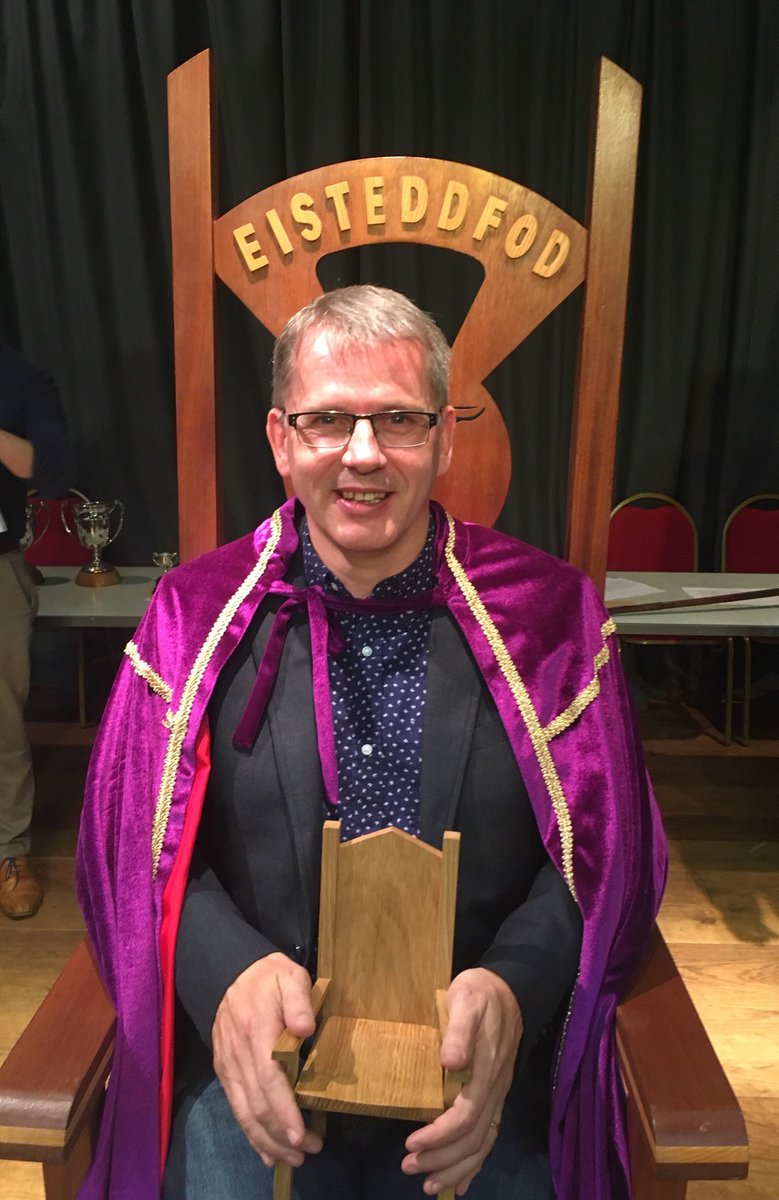 Llongyfarchiadau mawr i <a href="/iwan_tyglyn/">Iwan Thomas</a> o Giliau Aeron am ennill cadair Eisteddfod Gadeiriol Llanwrtyd 2018 👍🥇😃

Congratulations to Iwan Tyglyn Thomas from Ciliau Aeron, Aberaeron for winning the bardic chair at Llanwrtyd Eisteddfod 2018 🥇👍😃