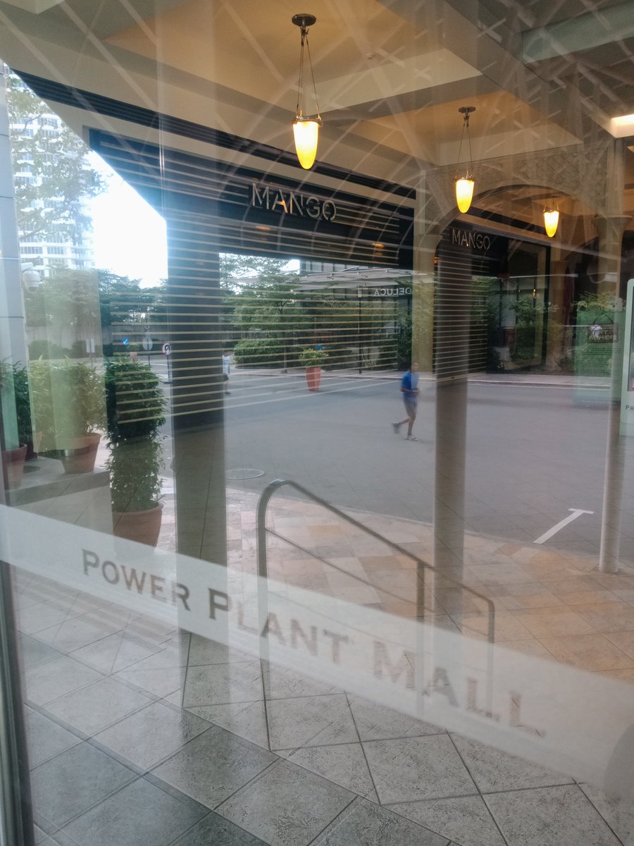 ANLUfet_'s tweet photo. Hi, @MACcosmetics. Dito na me. Where na you? 😂😂😂

When Ate Rica says we pila, we make pila. 😚 Para sa Free Village!!!

Ako pa yata magbubukas ng Powerplant. Joggers kasabayan ko. Linakayo, repapips!

#MainedcmMacMaker https://t.co/sIxjmsjsuo