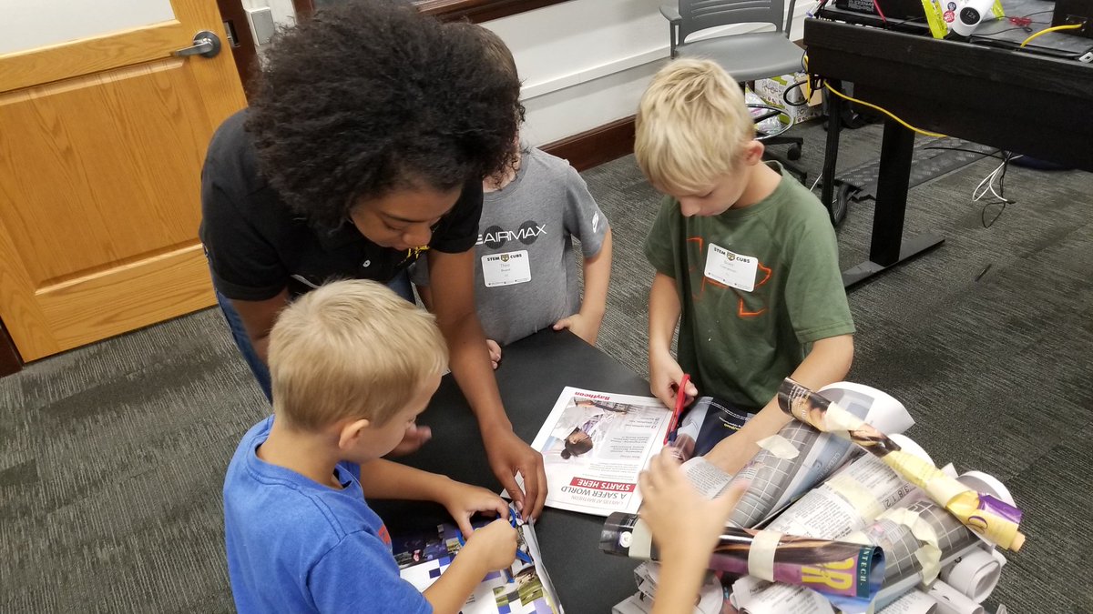 KristoffersonC's tweet photo. Morning session at @mizzouengineer #STEMCUBS science camp. We do love the kids! #ScienceCommunication #scicomm @mizzoudiversity @mizzouengineer @umsystem #GradsDo https://t.co/NPdfOqOrf8