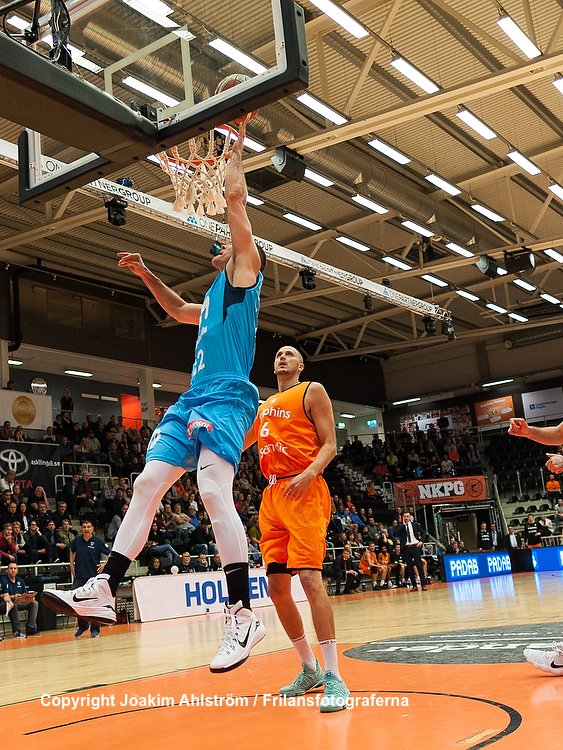 Unifoto2's tweet photo. Dolphins mötte tormatch i Champions League kval mot spanska Movistar Estudiantes från Madrid. Dolphins gjorde en stark match mot det starka Spanska laget. Förlorade med 12 poäng men med 3 poäng i ledning efter halva matchen. @NikonEurope @basketsverige @basketsverige #NPS https://t.co/CImh9xyBT0