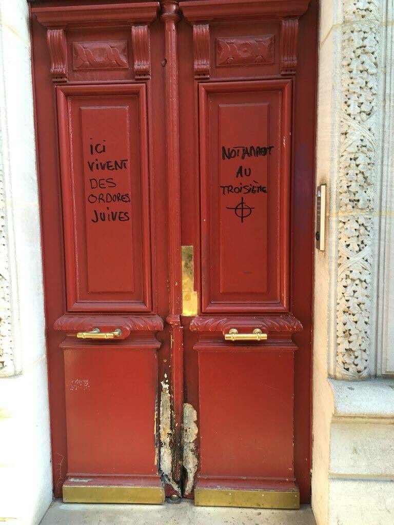 eagryn's tweet photo. « Here live jewish trash , especially at the third floor ».
Ladies and gents, Paris 2018.
#sick #alloveragain #dejavu #Antisemitism #paris #shame https://t.co/oolAdqvYID