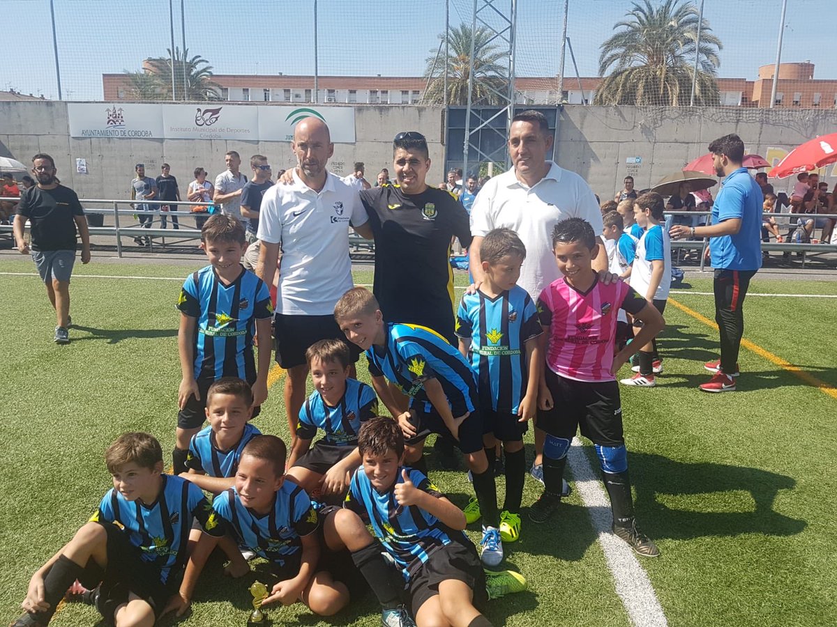 Pedrobenitez72's tweet photo. Un placer acudir al Torneo Solidario de @UDlaspalmeras como Delegado Árbitros y sobre todo como maestro durante seis años en este barrio. Y no se m puede olvidar agradecer a la empresa @alvac su compromiso con esta directiva q hace una labor social impresionante https://t.co/FYK9JwJrrj