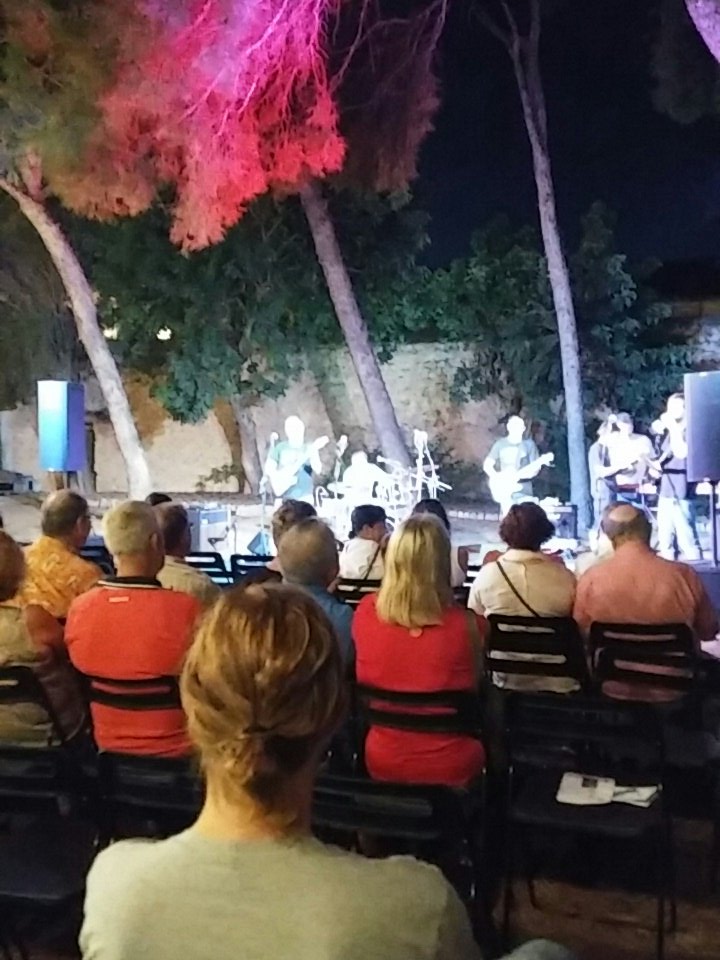 mcaliteraria's tweet photo. A punt de començar el concert de @joseppedrals i 'Els Nens Eutròfics'. Donam la benvinguda amb @RosaBlanca1927 al patí de la Casa Llorenç Villalonga. Siau benvinguts i feliç #estiuamallorca. Un vespre de #llunaenvers durant la #vermada!!!! ❤ https://t.co/eHpEn88JJj