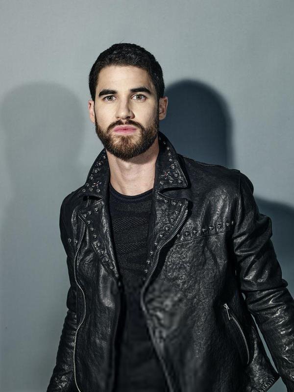 AHS8infos's tweet photo. Darren Criss @DarrenCriss - Emmy Magazine Photoshoot (Part 1) #ACSVersace https://t.co/6CFc3Cs52d https://t.co/JSY330zBYe