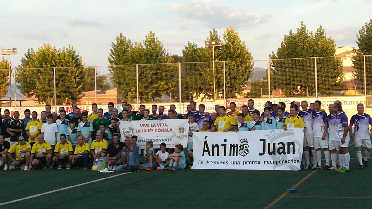 El <a href="/cfsantotome/">C.F. Santo Tomé</a> rinde homenaje a Juan Muñoz, exjugador y paciente renal esperando un trasplante. Esta tarde veteranos del C. F. Santo Tomé y del Real Jaén han jugado por la #DonacionDeÓrganos. #haztedonante
#regalavida
#DonaVida
<a href="/FGARCIAP01/">Fernando García Plaza</a>
<a href="/Saludand_Jaen/">Delegación Territorial en Jaén</a>
<a href="/ONT_esp/">Organización Nacional de Trasplantes</a>
<a href="/FNALCER/">Fed. Nac. ALCER oficial</a>