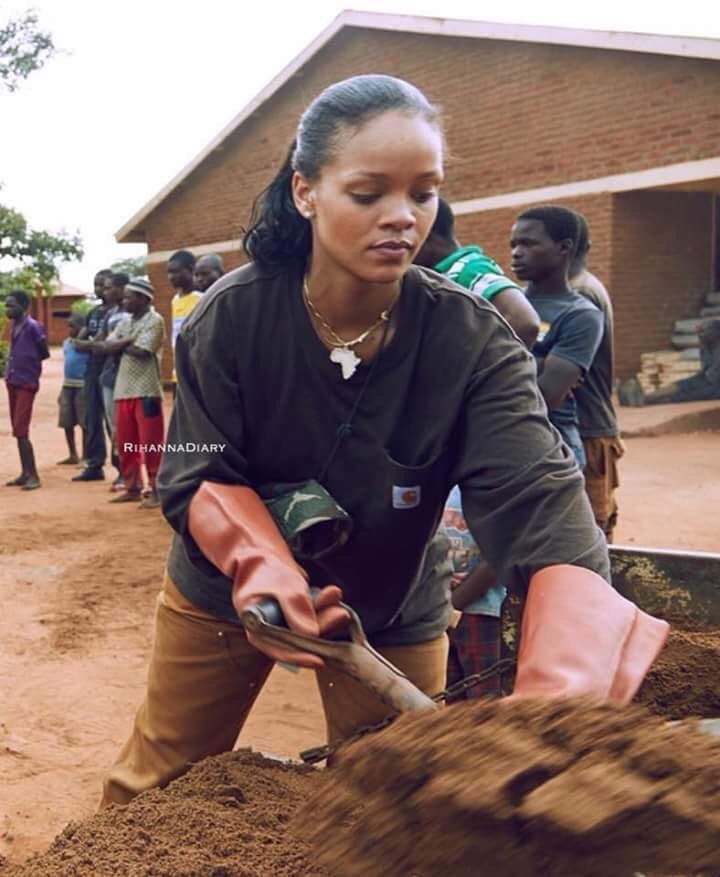 sintimmedia's tweet photo. #Xclusive
Multiple Grammy Award winner and sensational singer @rihanna helps build a hospital in Malawi 🇲🇼.
#SintimMedia #SintimBlog #SintimTV https://t.co/yUu51xEWKW