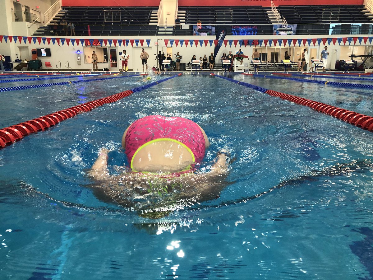 I know I’ve mentioned them so many times already, but seriously: this total score of a suit from <a href="/SwimOutlet/">SwimOutlet</a> made it SO EASY to spot <a href="/chlorinequeen/">Amanda Hopkins</a> from just about anywhere. Her first @SAAswim 3-miler this morning at <a href="/DallasSAA/">SAA Dallas</a> was awesome to watch up close!