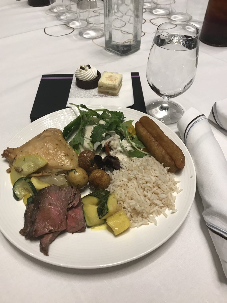 Barbara29707213's tweet photo. Lunch is served 🤤 #TeamSummit2018 https://t.co/zyxMFyAmob