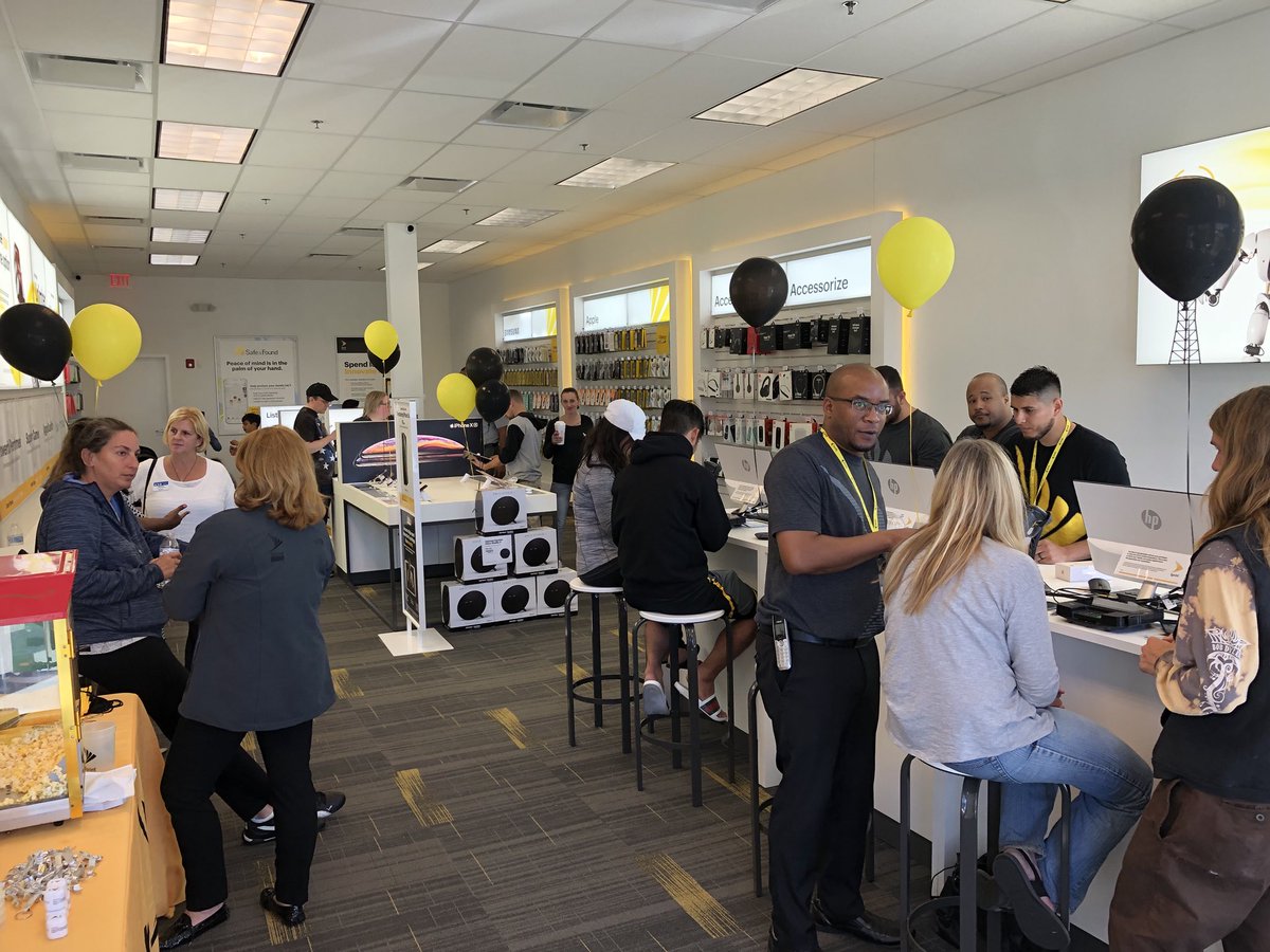 sdykow01's tweet photo. Sprint by Wireless Choice in Wheeling is hosting their grand opening today with amazing deals, stop by 1538 E Lake Cook rd between Binnys and Friday’s. Check out the #iPhoneXMax and #iPhoneXs while you’re here and grab a hotdog on us! https://t.co/Rp1OtA1l6x
