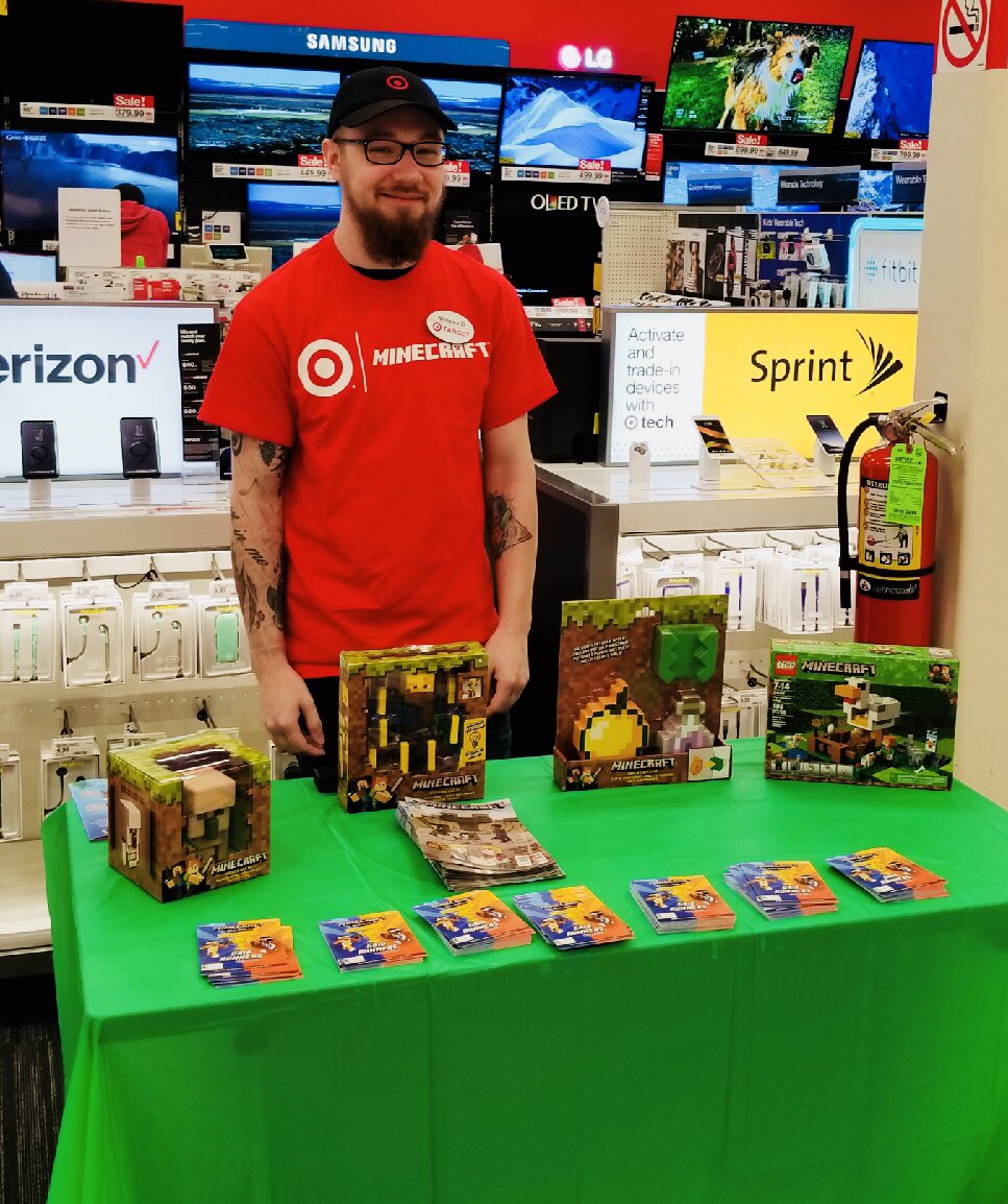 ChrissyMarie010's tweet photo. Minecraft Event Today at Target @Sarahlyon8Sarah https://t.co/wqTEsUYxSh