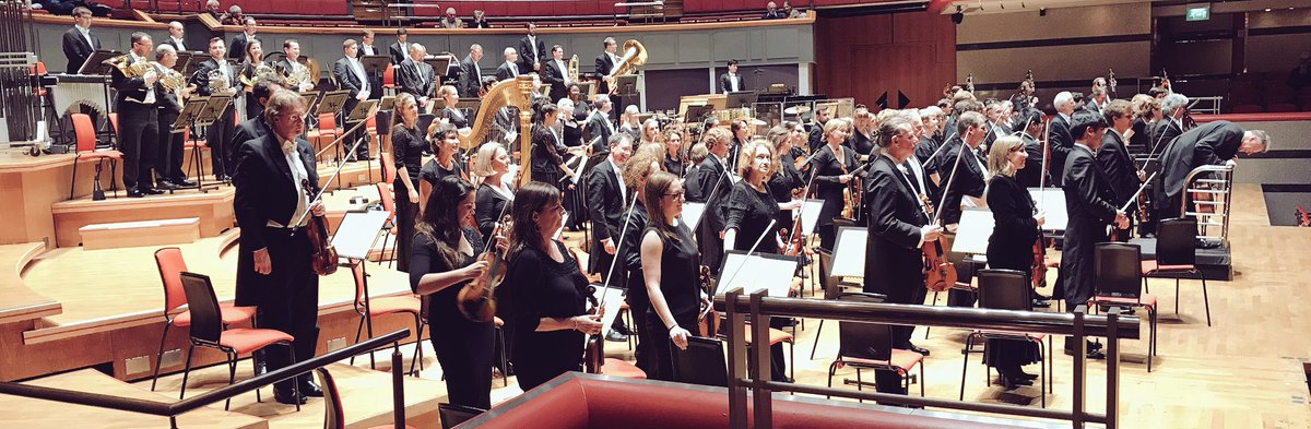 Conductor Stephen Bell takes a well-deserved bow after a beautiful first half of Shostakovich, Elgar, Dvořák, Glazunov, and Kreisler featuring the wonderful <a href="/JenniferPikeVLN/">Jennifer Pike</a> 

More miniature treats still to come in this gorgeous concert in aid of <a href="/CBSOBenevolent/">CBSO Benevolent Fund</a>