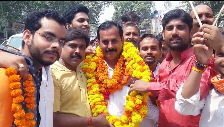 HrishabhBjp's tweet photo. भैया नीरज द्विवेदी के नेतृत्व में  जिलाअध्यक्ष युवा मोर्चा वीरेंद्र शुक्ला जी का जोरदार स्वागत किएऔरअटल जी का स्मृति चिन्हभेंट कीआए हुए सभी मित्रों का हार्द��कअभिनंदन एवं धन्यवाद किए।भैया नीरज द्विवेदी जिन्दाबाद जिन्दाबाद। @CMYogiAditya @AmitShah  @BJPNirajDwivedi @smritiirani https://t.co/xTEswxP42d