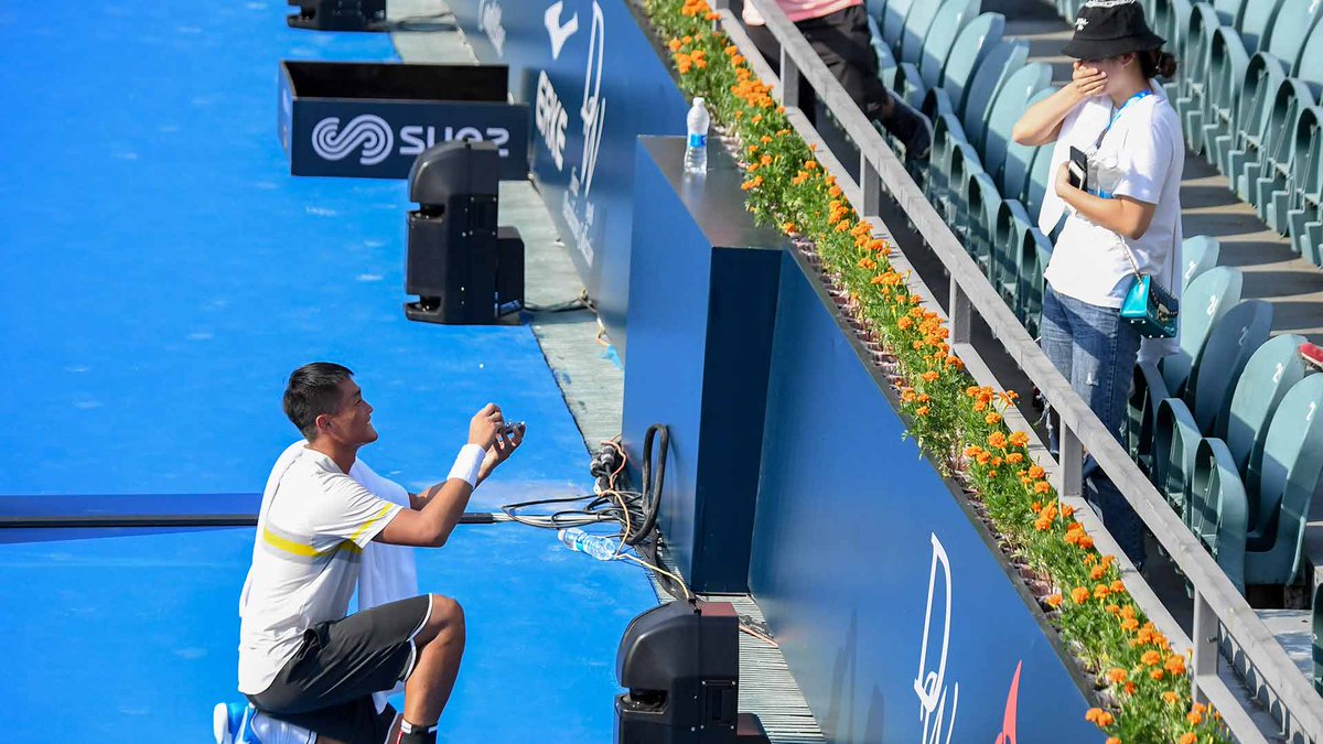 There are many reasons to 😃 on a tennis court after a win. 

This is a new one💍. <a href="/ATPShenzhenOpen/">ATP Shenzhen Open</a> #ShenzhenOpen

Read More ➡️ bit.ly/2QO63HL