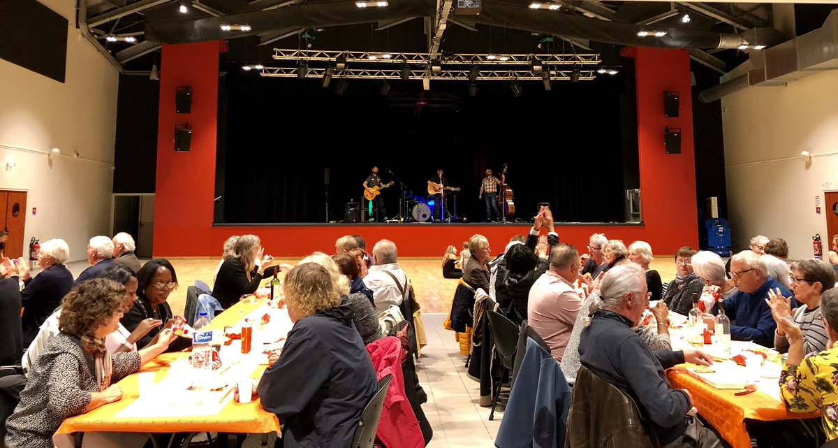sebastienfagnen's tweet image. Grâce à l’association des habitants des #Vallons et au groupe « Flying Chickens », un air de fête résonne ce soir à l’Agora pour le plus grand plaisir des convives. @CherbourgEnCot