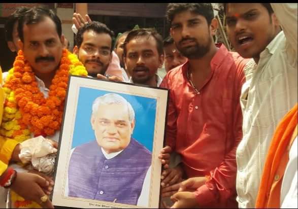 HrishabhBjp's tweet photo. भैया नीरज द्विवेदी के नेतृत्व में  जिलाअध्यक्ष युवा मोर्चा वीरेंद्र शुक्ला जी का जोरदार स्वागत किएऔरअटल जी का स्मृति चिन्हभेंट कीआए हुए सभी मित्रों का हार्द��कअभिनंदन एवं धन्यवाद किए।भैया नीरज द्विवेदी जिन्दाबाद जिन्दाबाद। @CMYogiAditya @AmitShah  @BJPNirajDwivedi @smritiirani https://t.co/xTEswxP42d