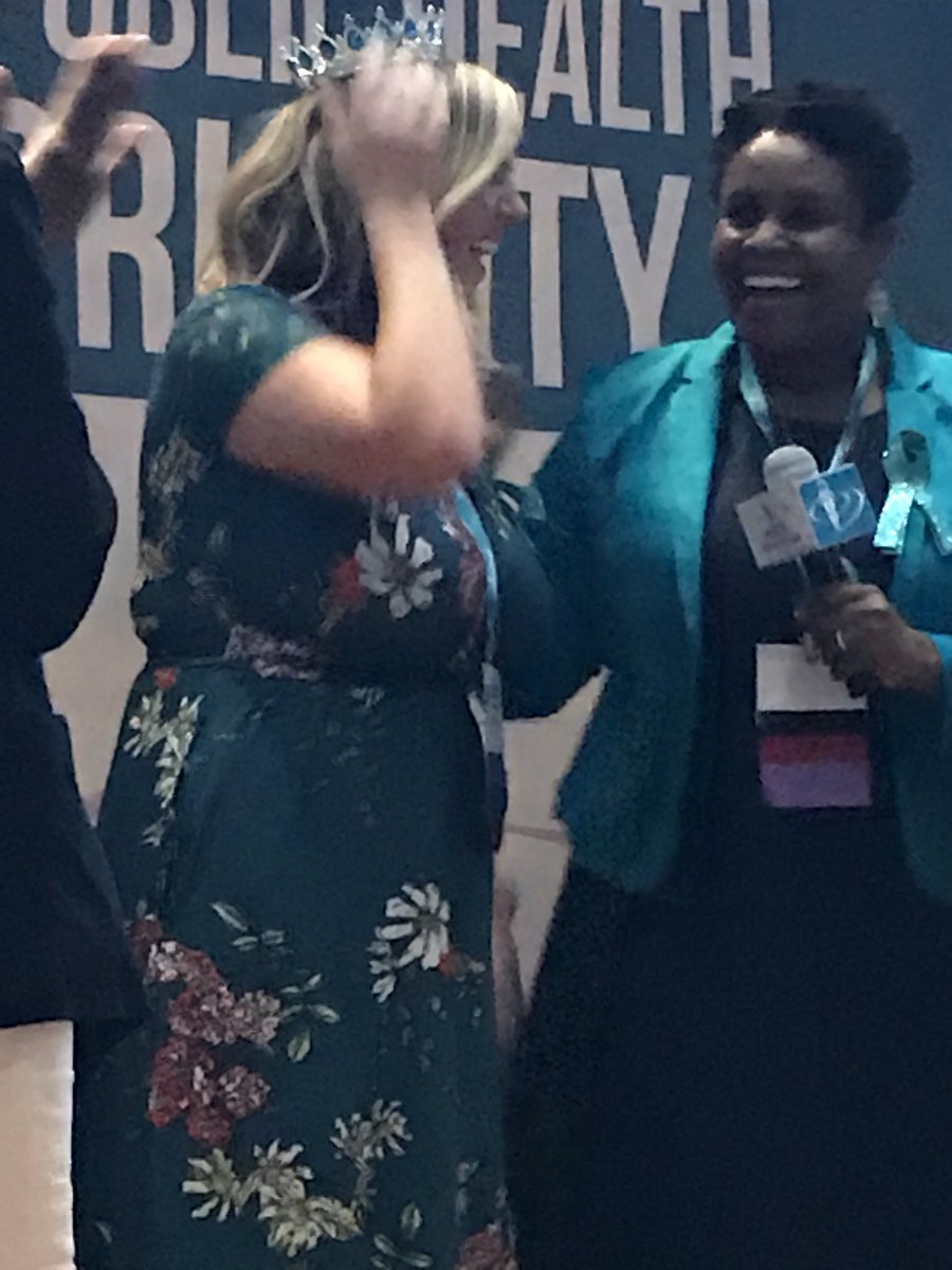 askdrgretchen's tweet photo. #Pcosc18 @PCOSGurl check out your fellow advocate getting crowned! https://t.co/T5qgy2Z6Qk