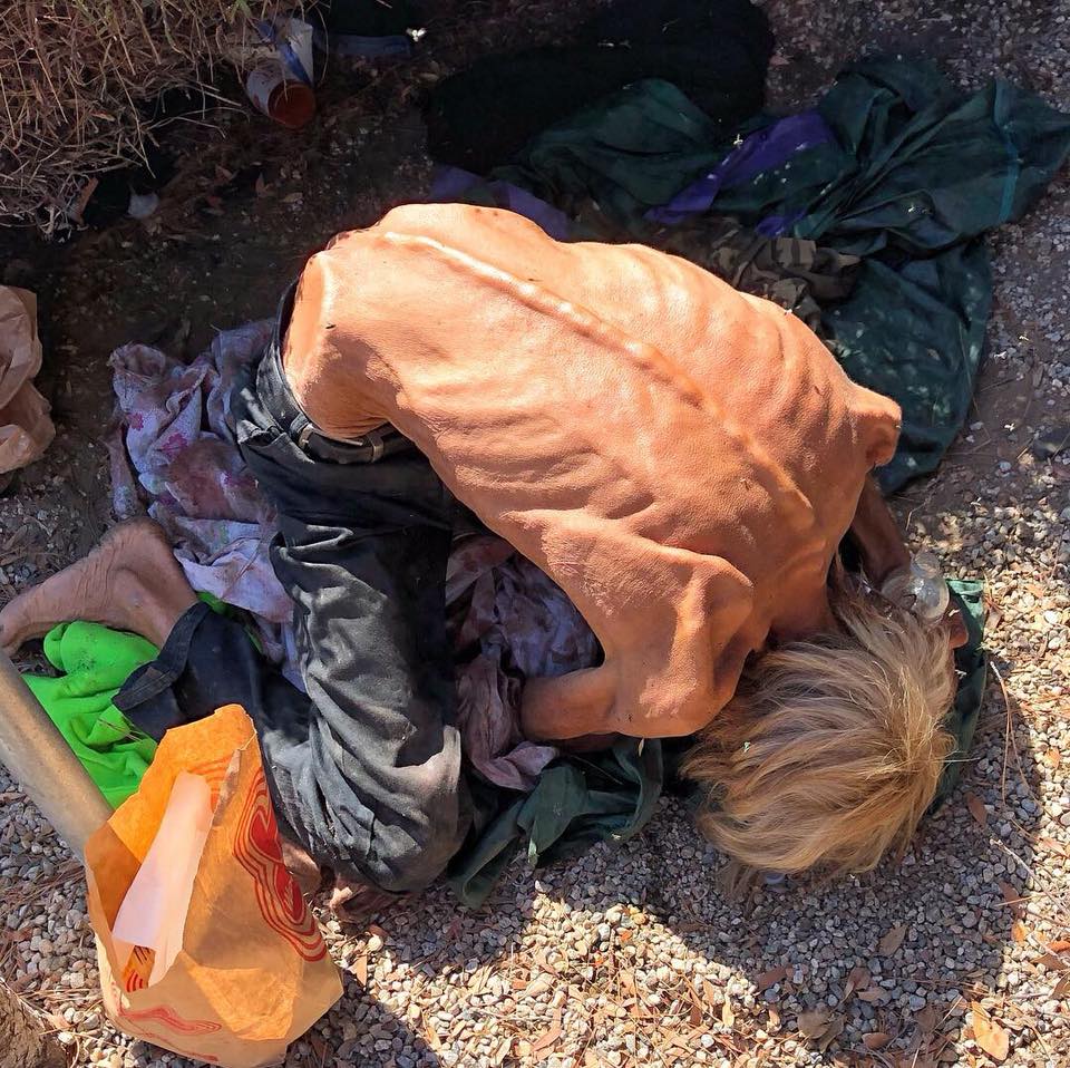 _SJPeace_'s tweet photo. You would think this is a man from a war-torn country. Nope. This is America. 

“I’m just looking for a place to die”- Kent 

Kent, a 68 year old veteran dying under a bush outside a million dollar LA property. 

THIS IS OUTRAGEOUS!

RETWEET THIS! https://t.co/dbHShzyzWB