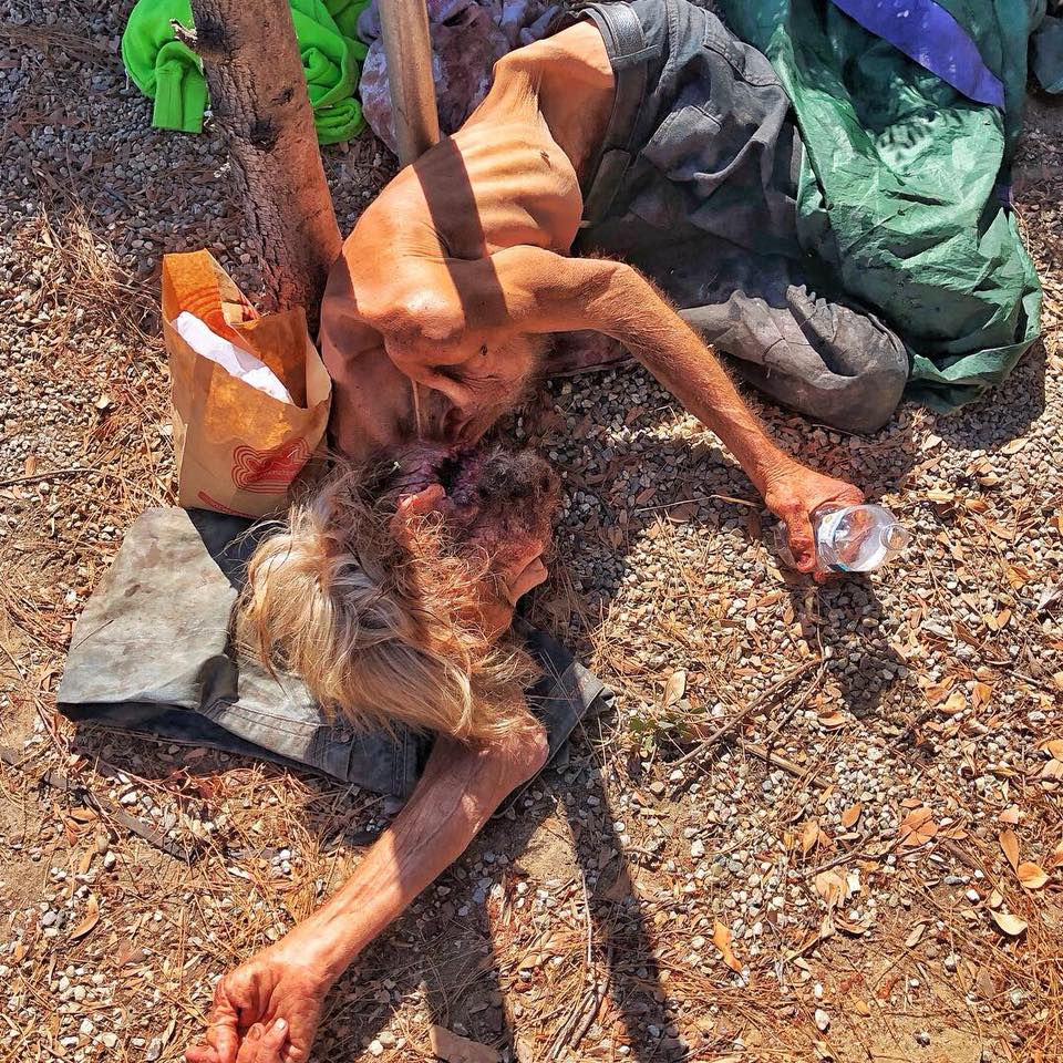 _SJPeace_'s tweet photo. You would think this is a man from a war-torn country. Nope. This is America. 

“I’m just looking for a place to die”- Kent 

Kent, a 68 year old veteran dying under a bush outside a million dollar LA property. 

THIS IS OUTRAGEOUS!

RETWEET THIS! https://t.co/dbHShzyzWB