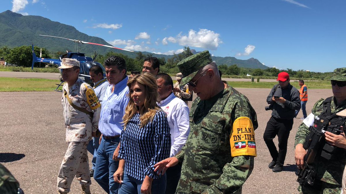 ClaudiaPavlovic's tweet photo. Nos trasladamos en compañía del titular de @SEDENAmx, General @S_Cienfuegos_Z, al sur de Álamos para continuar evaluando las afectaciones ocurridas a causa de las recientes lluvias. #NoEstánSolos https://t.co/JhQm2gQjjU
