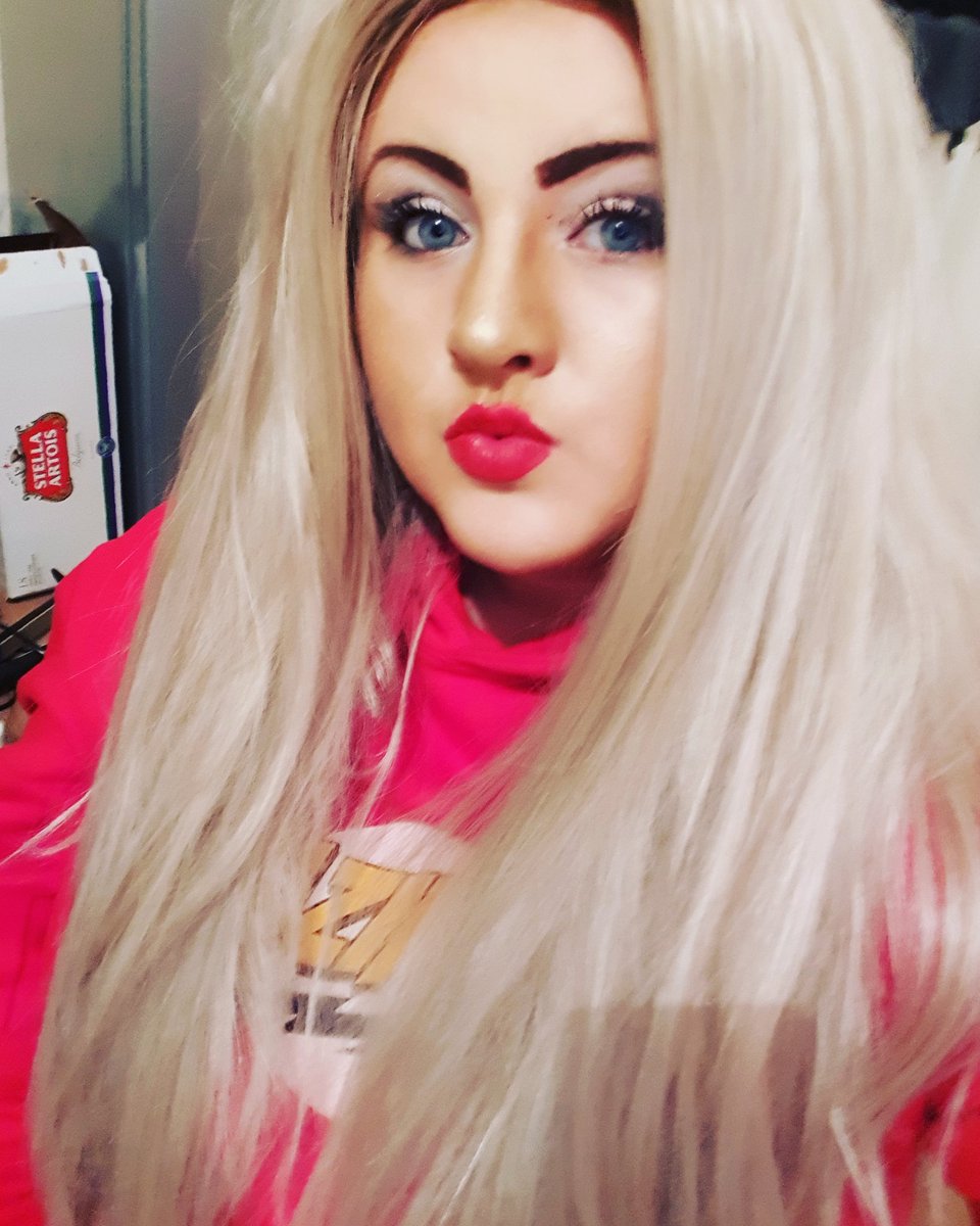 EmilySkipper_xo's tweet photo. Chills tonight 🤪💕 #chills #relaxing #tired https://t.co/k3CX24kYow