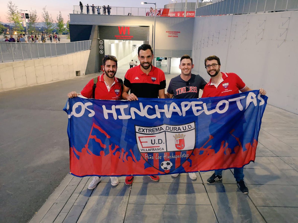 HINCHAPELOTASUD's tweet photo. Gracias @EXT_UD gracias por este partido,esta afición se merecía esta alegría!! tenemos las gargantas rotas pero para el domingo q viene estarán a tope 😃
@gallegoenric vaya partido te has marcado! #19puntazosenbiwenger #crack #pichichi ⚽️⚽️⚽️#RayoMajadahondaExtemadura https://t.co/uxv1S4Du42