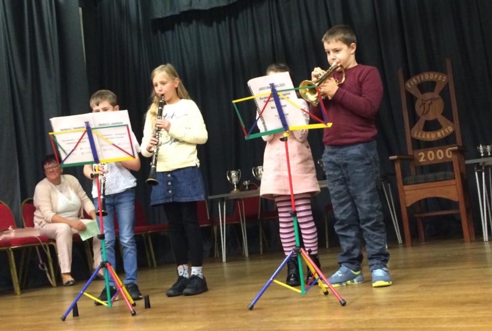 Plant yr ardal wedi cefnogi’r eisteddfod leol eto eleni. Am brofiad iddynt. Diolch i’r athrawon a’r rhieni am eu cefnogi 🎶🏆

The local children supported the eisteddfod again this year. A wonderful experience and opportunity for them. Thank you teachers and parents 🎵🥇🥈🥉