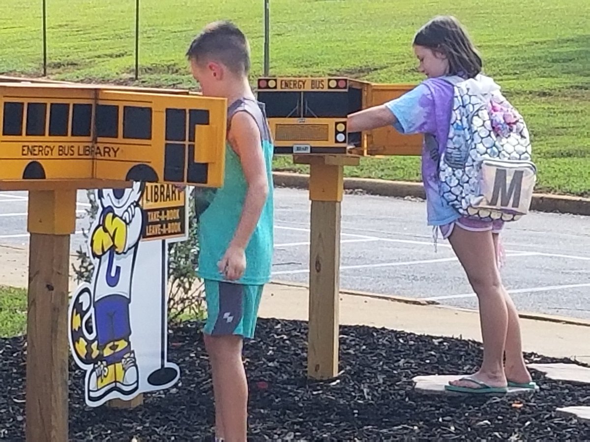 Windy_Hodge's tweet photo. Walked up on this yesterday! It's so exciting to see @clifdaleelem leaders using our free little libraries! #fuelingstudentsforward @SpartanburgD3 @EnergyBusSchool https://t.co/fdhNImQVXa