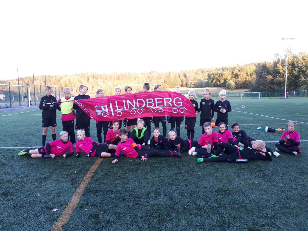 Harrastesarjan ykköspokaalin vei @yjk_07 pinkki! 🏆 Huomenna sunnuntaina jatketaan kilpa- ja haastesarjan pelien merkeissä. #lindbergcup #Kirkkonummi