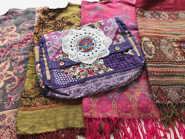 MntnGrlClothing's tweet image. Pashmina Fringe Poncho Tops and Patchwork Grateful Bags coming to the shop next week.
•
•
•
#patchwork #patchworkbag #gratefuldead #gratefuldeadbag #bertha #fringe #pashmina #poncho #bohotop #bohoponcho #pashimnatop #bohemianstyle #deadhead ift.tt/2pu8C56