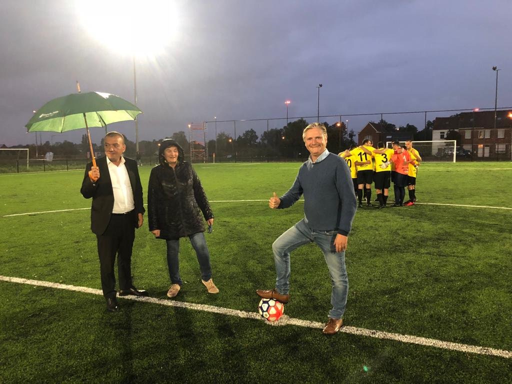 CarlDeDecker's tweet photo. Memorable #aftrap nieuw #kunstgrasveld @skvoostakker ! Altijd leuk om het schitterende resultaat te zien van talrijke tussenkomsten.Dank aan elkeen die zijn steentje heeft bijgedragen om dit te realiseren voor mooie familieclub #CarlDoet #magic7 #jijbeslist #vk2018 @OpenVldGent https://t.co/iOqfPmHPM8